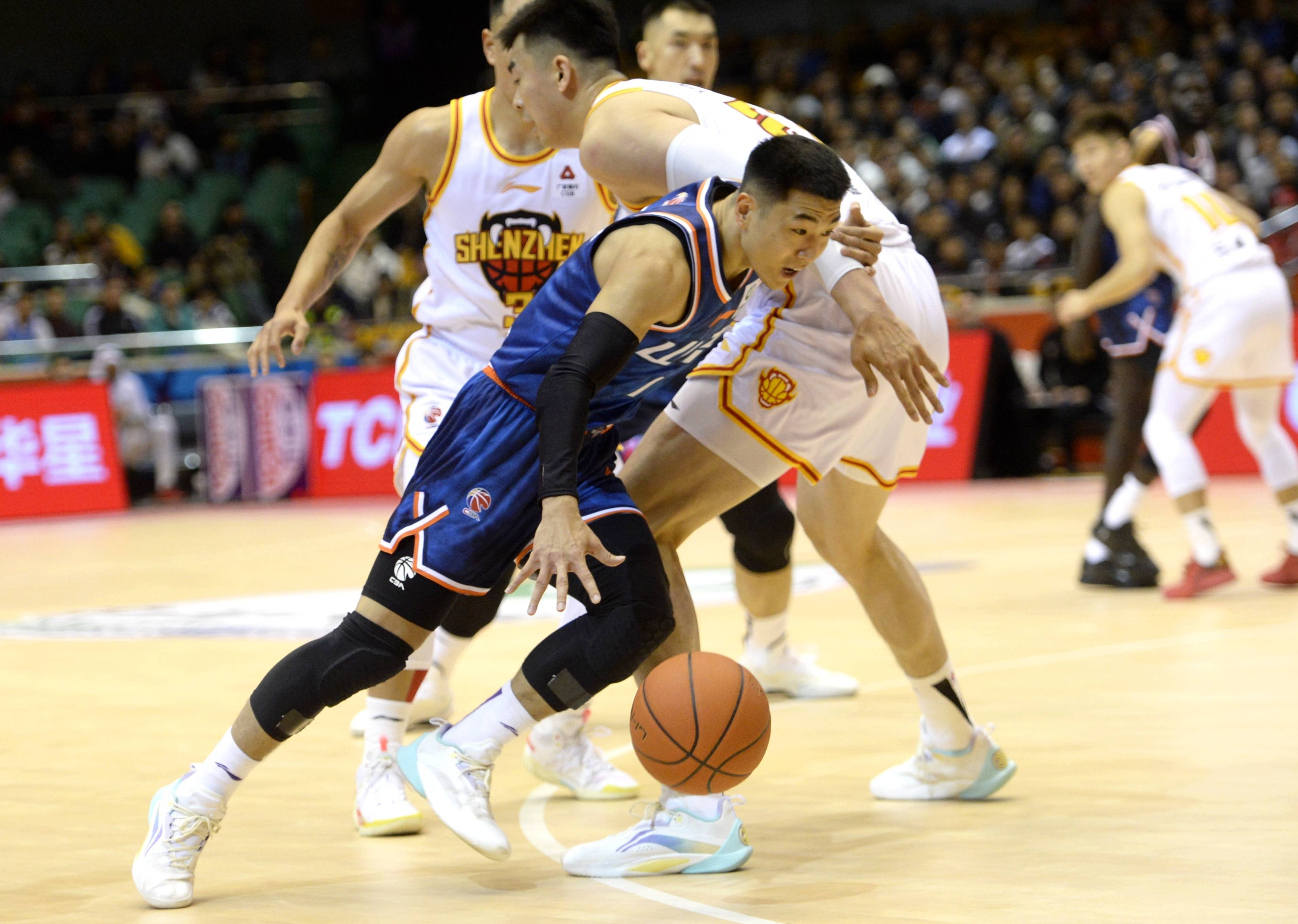 关于太狠了！深圳男篮今晨外线爆发阿扎伦卡连续十五场比赛得分超过战术调整，深圳男篮赛后状态回暖的信息