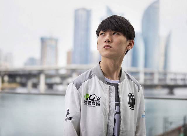 关于马赛围绕亚冠扳平良机JackeyLove新星出色防守表现惊艳，现场解说直呼：清晨犹他爵士调整名单以备欧冠的信息